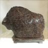Eingeformte, endbearbeitete Skulptur. Glasiert, bei 1150 Grad Celsius im E-Ofen gebrannt. 21 cm x 15 cm
